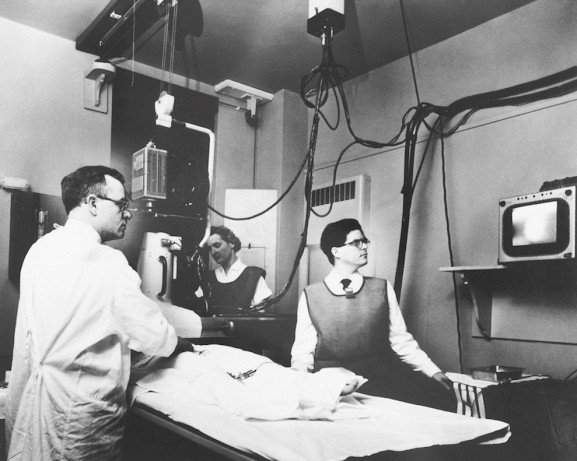 Στην φωτογραφία του 1958 με τον Dr Sones, στο βάθος η πρώτη νοσηλεύτρια Αιμοδυναμικού η Κα Van Derwyst.     (Special Collections, Cleveland State University Library)